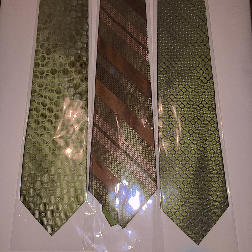 (Set of 3) PRIVADO, CLAIBORNE, and WEMBLEY Men’s Dress Ties (VINTAGE)